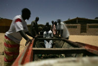 Des Sénégalais préparent une pirogue pour partir vers l'Europe. 

		(Photo : AFP)