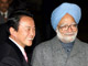 Le Premier ministre indien Manmohan Singh a été accueilli à son arrivée à Tokyo par le ministre des Affaires étrangères japonais Taro Aso. 

		(Photo : AFP)