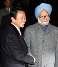 Le Premier ministre indien Manmohan Singh a été accueilli à son arrivée à Tokyo par le ministre des Affaires étrangères japonais Taro Aso. 

		(Photo : AFP)