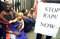 Le 14 août 2003, des femmes, accusant de viol&nbsp;des militaires britanniques, ont manifesté à Nairobi. 

		(Photo: AFP)