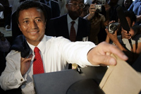 A Madagascar, le président sortant Marc Ravalomanana a voté dimanche, lors du premier tour de l'élection présidentielle.  

		(Photo : AFP)
