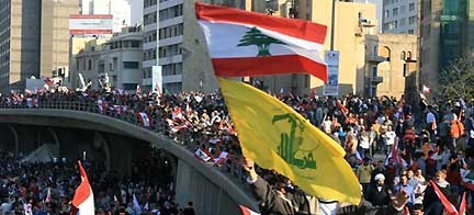 A Beyrouth, des centaines de milliers de personnes ont défilé ce vendredi 1er décembre à l'appel de l'opposition menée par le Hezbollah pro-syrien et son allié chrétien Michel Aoun.&#13;&#10; &#13;&#10;&#13;&#10;&#9;&#9;(Photo: AFP)