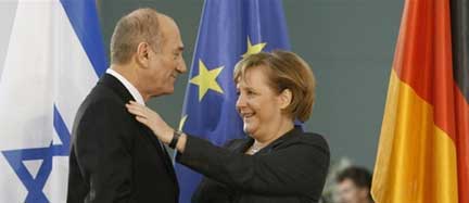 Le Premier ministre israélien Ehud Olmert et la chancelière allemande Angela Merkel, le 12 décembre à Berlin. &#13;&#10;&#13;&#10;&#9;&#9;(Photo: AFP)