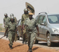 Forces de l'ordre du Burkina Faso en action. Après ces violences, les autorités se sont résolues à reporter <i>sine die</i> les sommets de la Cedeao et de l'Union économique et monétaire ouest-africaine. 

		(Photo: Alpha Barry/RFI)