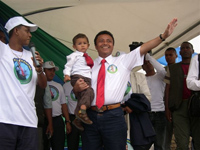 Le chef de l'Etat sortant Marc Ravalomanana est quasiment assuré d'être réélu à la présidence de la République malgache. 

		(Photo : Stéphanie Pailler/ RFI)
