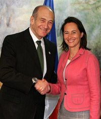Après Mahmoud Abbas, c'est au tour du Premier ministre Israélien Ehud Olmert de recevoir la présidentiable Ségolène Royal. 

		(Photo : AFP)