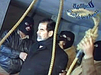 Photo extraite de la vidéo diffusée par la télévision irakienne al-Iraqiya montrant Saddam Hussein quelques minutes avant son exécution. 

		(Photo : AFP)