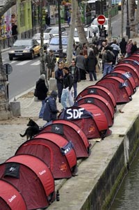 Homeless frappe les esprits en disant : «<em>Si on est des milliers à camper, les choses changeront.</em>» 

		(Photo : AFP)