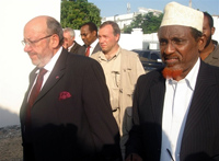 Le commissaire européen Louis Michel et le chef suprême du Conseil des Tribunaux islamiques lors de leur rencontre à Mogadiscio, le 20 décembre 2006. 

		(Photo : AFP)
