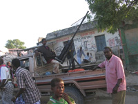De jeunes miliciens de Mogadiscio ont récupéré les armes abandonnées derrière eux par les tribunaux islamiques. &#13;&#10;&#13;&#10;&#9;&#9;(Photo : AFP)