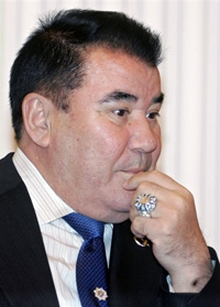 Saparmourat Niazov, le président à vie du Turkménistan, est décédé dans la nuit de mercredi à jeudi d'un arrêt cardiaque.
 

		(Photo : AFP)