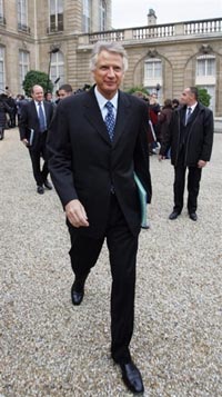 Le Premier ministre, Dominique de Villepin à la sortie du conseil des ministres. &#13;&#10;&#13;&#10;&#9;&#9;(Photo : AFP)