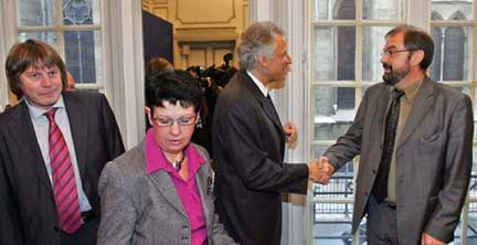 Le Premier ministre Dominique de Villepin (centre) serre la main au secrétaire général de la CFDT, François Chérèque (à dr.) au côté de Bernard Thibault, secrétaire général de la CGT (à g.) et de Maryse Dumas, membres du Bureau confédéral de la CGT, le 14 décembre 2006 à Paris. &#13;&#10;&#13;&#10;&#9;&#9;(Photo: AFP)