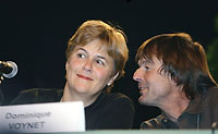 Dominique Voynet (à g.) et Nicolas Hulot, lors des journées d'été des Verts, le 27 août 2006 à Coutances (Manche). 

		(Photo: AFP)