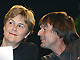 Dominique Voynet (à g.) et Nicolas Hulot, le 27 août 2006 à Coutances (Manche). 

		(Photo: AFP)