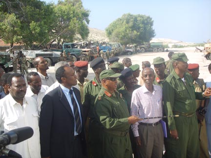 Le chef d’état-major des armées et le vice-Premier ministre somalien passent les troupes en revue. (Photo : Manu Pochez/ RFI)