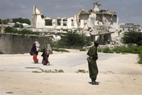 Un soldat loyal au gouvernement de transition somalien dans les faubourgs de Mogadiscio. 

		(Photo : AFP)