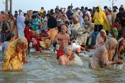 Près d'un demi-million d'hindous ont bravé les rigueurs de l'hiver pour laver leurs péchés dans l'eau glacée du Gange. (Photo : AFP)