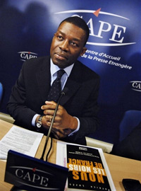 Le président du Conseil représentatif des associations noires (Cran), Patrick Lozes s'exprime le 31 janvier 2007 à Paris, lors d'une conférence de presse. 

		(Photo : AFP)