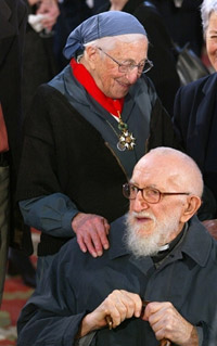 L'Abbé Pierre et Soeur Emmanuelle, le 28 janvier 2002 au Palais de l'Elysée à Paris, deux grandes figures religieuses françaises. (Photo : AFP)