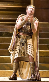 Roberto Alagna, le 10 décembre 2006. Dans quelques minutes, le ténor va provoquer le scandale en quittant la scène de la Scala. (Photo : AFP)