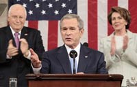 Pour la première fois, le président Bush s’adressait à un Congrès à majorité démocrate. Derrière lui, le vice-président Dick Cheney et la présidente démocrate de la Chambre des représentants, Nancy Pelosi. 

		(Photo : AFP)