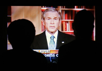 Le président George W. Bush à la télévision américaine. 

		(Photo : AFP)