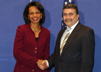 Condoleezza Rice a rencontré le ministre de la Défense israélien, Amir Peretz, ce samedi 13 janvier en Israël, première étape de sa tournée au Proche-Orient. 

		(Photo : AFP)