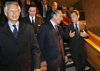 Dominique de Villepin, Jacques Chirac et Nicolas Sarkozy le 9 janvier 2007. Le président de l'UMP veut que la grand-messe du parti pour désigner son candidat soit perçue comme le rassemblement de l'UMP. 

		(photo : AFP)
