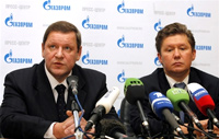 Le Premier ministre biélorusse, Sergei Sidorsky en compagnie du PDG du géant gazier russe Gazprom, Alexei Miller, à Moscou, le 1er janvier 2007, lors de la conclusion de l'accord prévoyant une augmentation considérable du prix du gaz russe. 

		(Photo : AFP)