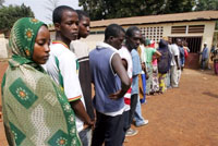 Une longue file de personnes restées sans nouvelles de proches s'est formée mardi devant la morgue de l'hôpital principal de Donka, près du centre de Conakry. 

		(Photo : AFP)