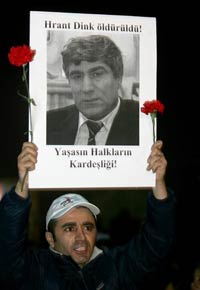 Procès de deux policiers accusés d'implication dans l’assassinat du journaliste Hrant Dink, à Samsum, en Turquie.  

		(Photo : AFP)