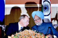 Vladimir Poutine et Manmohan Singh se sont penchés sur les grands dossiers internationaux avant de signer des accords. 

		(Photo : AFP)
