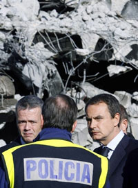 José Luis Rodriguez Zapatero (d.) et le secrétaire d'Etat pour la sécurité Antonio Camacho (g.) durant leur visite à l'aéroport Barajas de Madrid après l'attentat du 30 décembre 2006. 

		(Photo : AFP)