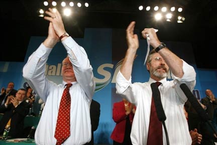 Le leader de Sinn Féin, Gerry Adams (droite), et son principal négociateur, Martin McGuinness. Dimanche 28 janvier, Sinn Féin, a reconnu la légitimité de la police nord-irlandaise, levant ainsi un obstacle majeur à la reprise du processus de partage du pouvoir en Ulster. &#13;&#10;&#13;&#10;&#9;&#9;(Photo : AFP)