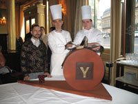 Derrière le dessert « cream passionnel », de gauche à droite : le styliste Gaspard Yurkevitch, le chef cuisinier du Café de la Paix Laurent Delarbre, avec son chef pâtissier Guillaume Caron. (Photo : D. Birck / RFI)