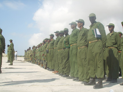 Les troupes somaliennes prêtes à être passées en revue par le chef d’état-major des armées et le vice-Premier ministre du gouvernement de transition. (Photo : Manu Pochez/ RFI)
