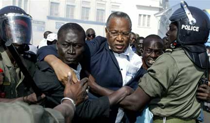Intervention de la police lors d'une manifestation antigouvernementale, à Dakar, le 27 janvier 2007. &#13;&#10;&#13;&#10;&#9;&#9;(Photo: AFP)