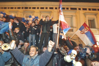 Des sympathisants du  Parti radical (SRS) célèbrent, dans les rues de Belgrade, leur victoire aux élections législatives anticipées. 

		(Photo : AFP)