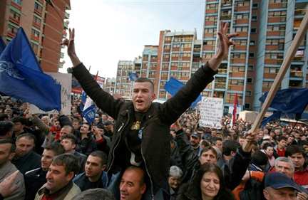 Des partisans du Parti radical serbe manifestent, le 17 janvier 2007 à Mitrovica, au Kosovo. La formation d’extrême-droite est créditée de 30% des intentions de vote. (Photo : AFP)