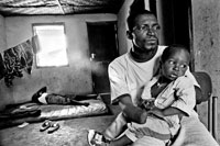 Village de Grafton. Abubakar Kargbo a été amputé de deux bras à la hache, en janvier 1999, lors de l’invasion de Freetown par les rebelles du Front Révolutionnaire Uni (RUF). &#13;&#10;&#13;&#10;&#9;&#9;(Photo : Sylvain Savolainen)