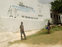 Sur certains murs de Mogadiscio on peut lire des slogans invitant la population à s'instruire : «abandonne ton arme pour un stylo».   &#13;&#10;&#13;&#10;&#9;&#9;(Photo Manu Pochez / RFI)