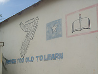 Sur certains murs de Mogadiscio on peut lire des slogans invitant la population à s'instruire : «jamais trop vieux pour apprendre».   

		(Photo Manu Pochez / RFI)
