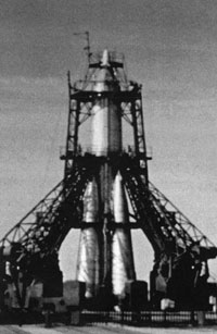 Spoutnik 2, lancé le 3 novembre 1957 à Tyura-Tam avec à bord la chienne Layka, le premier être vivant envoyé dans l'espace. Des problèmes de contrôle thermique avaient provoqué la mort de Layka au quatrième jour de son voyage. &#13;&#10;&#13;&#10;&#9;&#9;(Source : NASA)