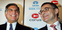 Ratan N. Tata (g.), président de Tata Steel, et James Leng (d.), président de Corus Group, lors d'une conférence de presse à Londres. 

		(Photo : AFP)