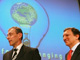 Le président de la Commission européenne, José Manuel Durao Barroso (à droite), et le commissaire européen à l'Energie, Andris Piebalgs.(photo : AFP)