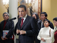 Le Premier ministre espagnol Jose Luis Rodriguez Zapatero s'est adressé aux membres de l'association des Equatoriens d'Espagne, le 9 janvier 2007. 

		(Photo : AFP)