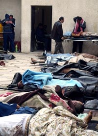 Des corps sont étendus sur le sol à l'extérieur de la morgue de l'hôpital al-Yarmuk à Bagdad, le 4 février 2007. 

		(Photo : AFP)