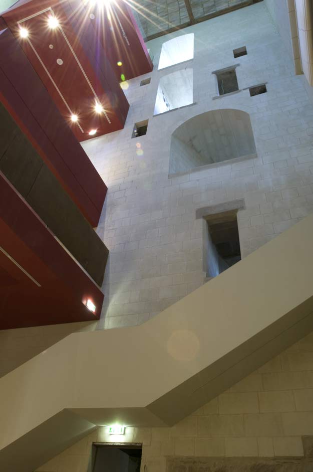 Intérieure du musée situé dans la partie renaissance du château des ducs de Bretagne. Les élèments en rouges, à gauche, ont été construit par l'architecte Jean-François Bodin. &#13;&#10;&#13;&#10;&#9;&#9;(Photo : Ville de Nantes / Alain Guillard)