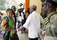 La rencontre, jeudi 15 février, entre Madame Rabiatou Sérah Diallo, secrétaire générale de la CNTG, et les principaux responsables politiques, militaires et religieux, n’a pas pu déboucher vers la normalisation de la situation politique en Guinée. &#13;&#10;&#13;&#10;&#9;&#9;(Photo : AFP)